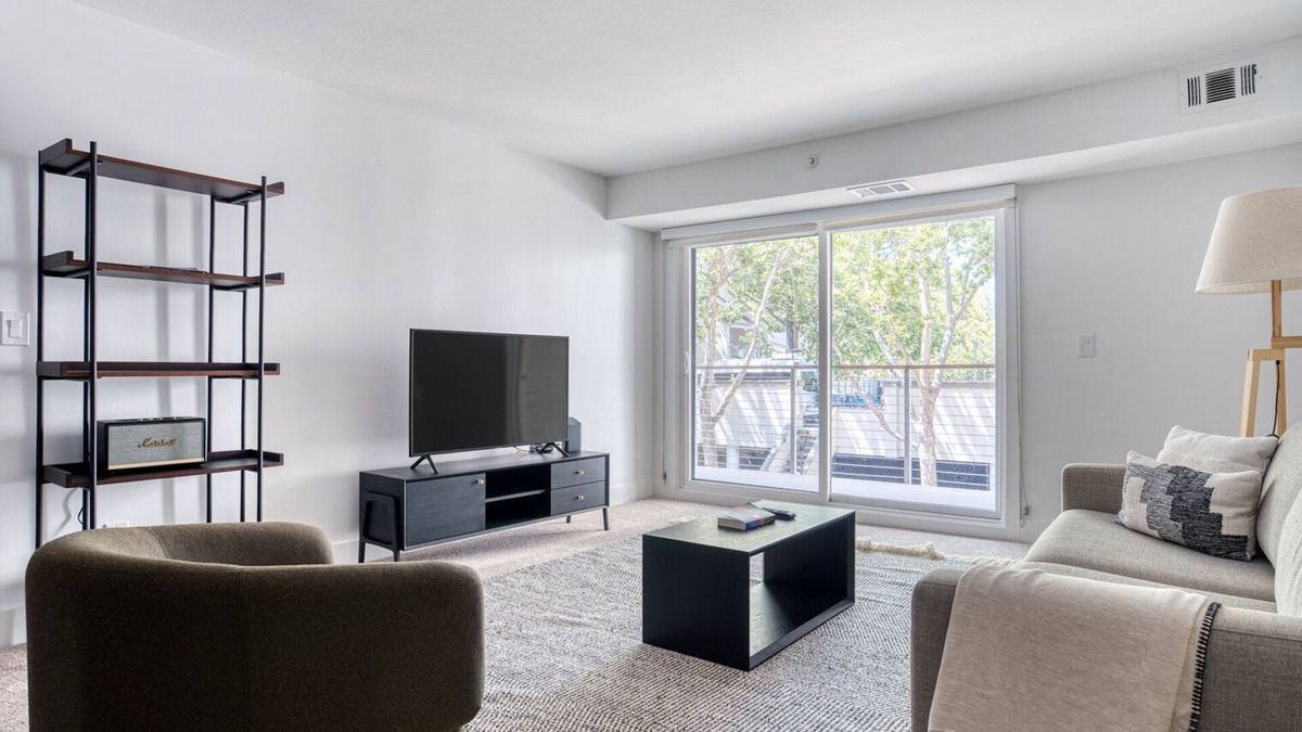 Sharon Heights Apartment | Airy Menlo Park 2BR w/Pool, Ball Courts, near Top Schools, by Blueground