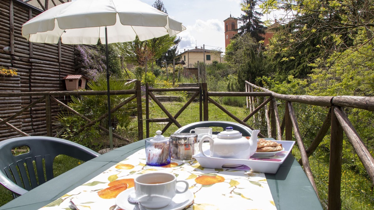 Farne Apartment | Airy studio apt in a beautiful garden