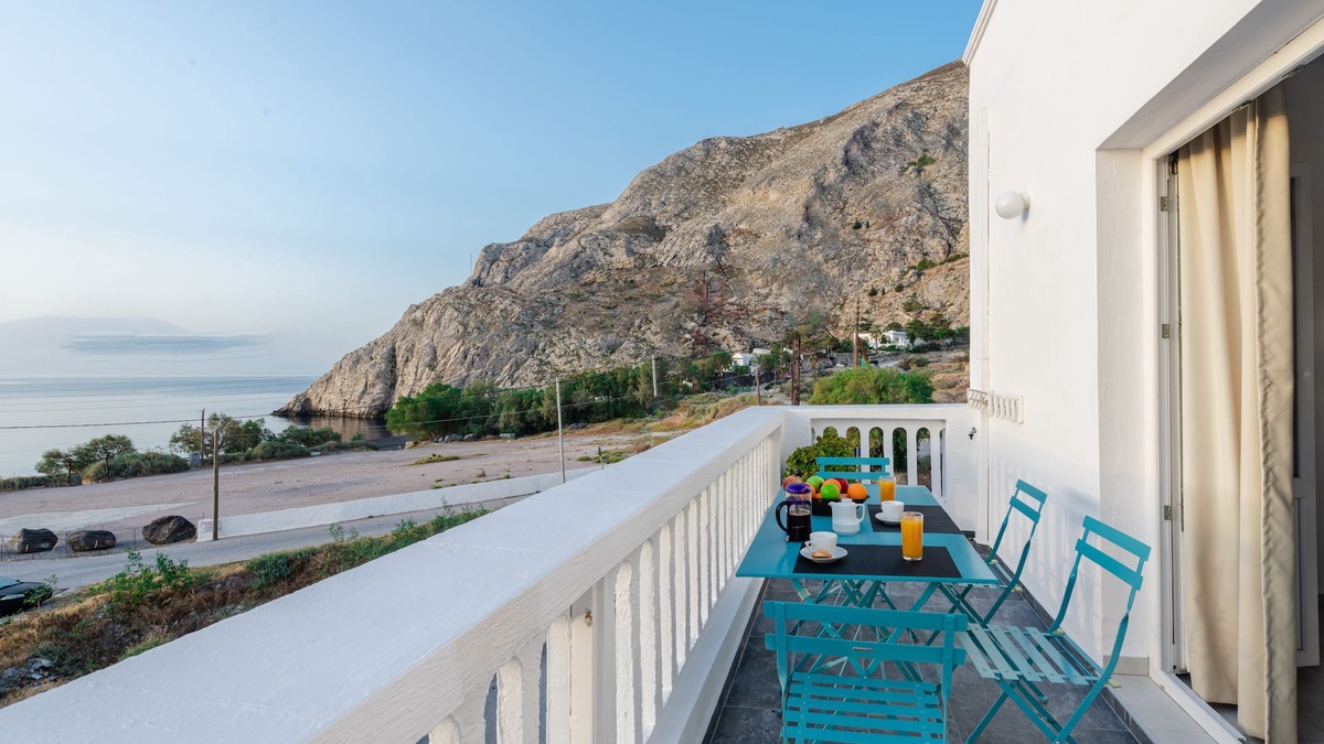 Kamari Apartment | Aislin House: Where Beachfront Bliss Meets Santorini Charm!