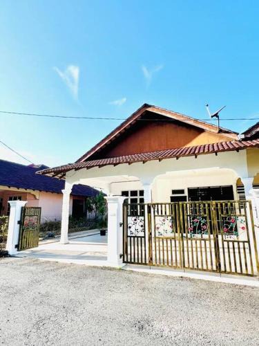 Kampung Alor Limbat House | Akasia HomeStay di Bukit Payong, Terengganu