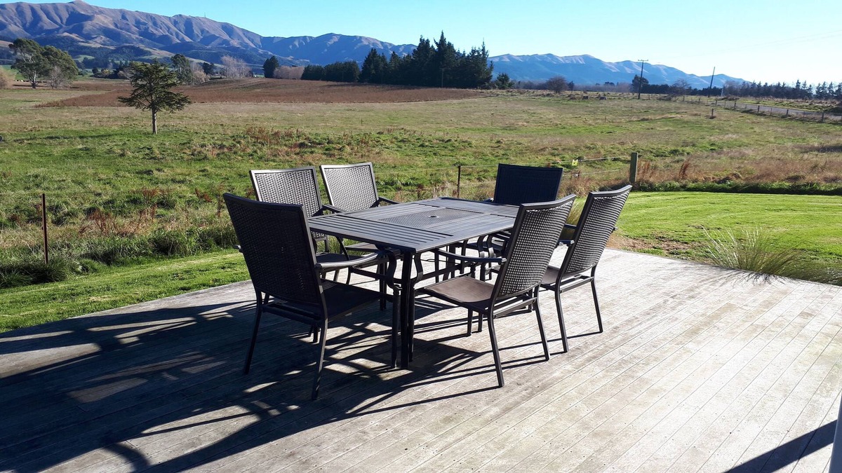 Makikihi House | Akatere Lodge. 2 bdms. Modern. Rural. Wifi. Parking.