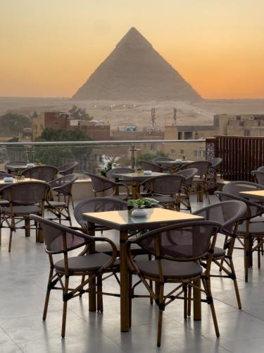 Kafrat al Jabal Hotel | AKHNATON Pyramids View Hotel With Rooftop Access & free airport pickup