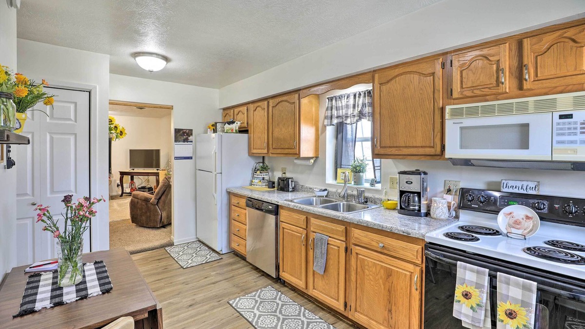 Akron Apartment | Akron Apartment w/Balcony - Hunting Nearby!
