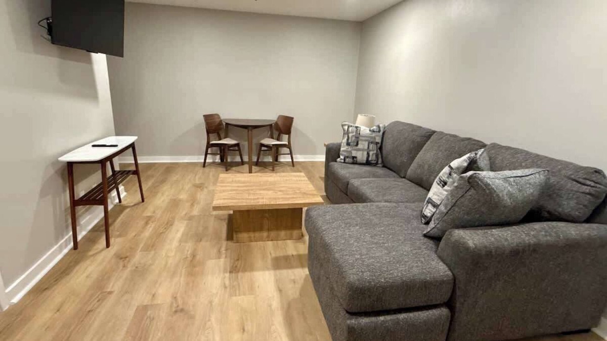 South Central Omaha Apartment | Aksarben, close to I-80, on-site parking