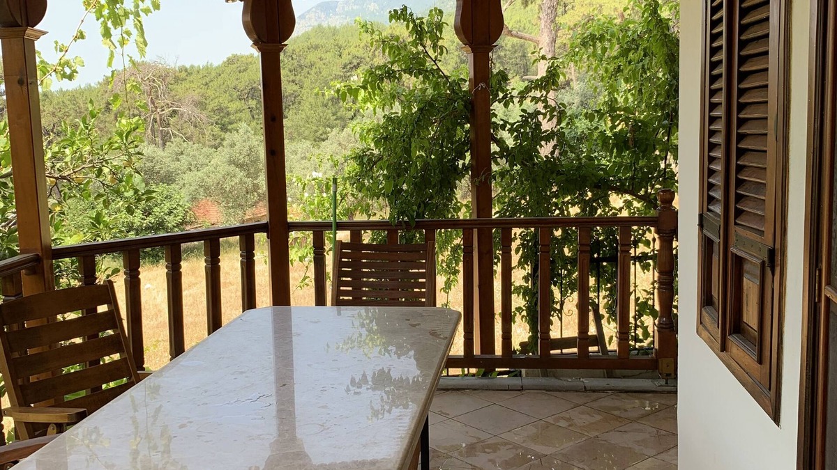 Akyaka House | Akyaka dag ve deniz manzaralı, orman yanında, guneslenme teraslı, Bahçeli