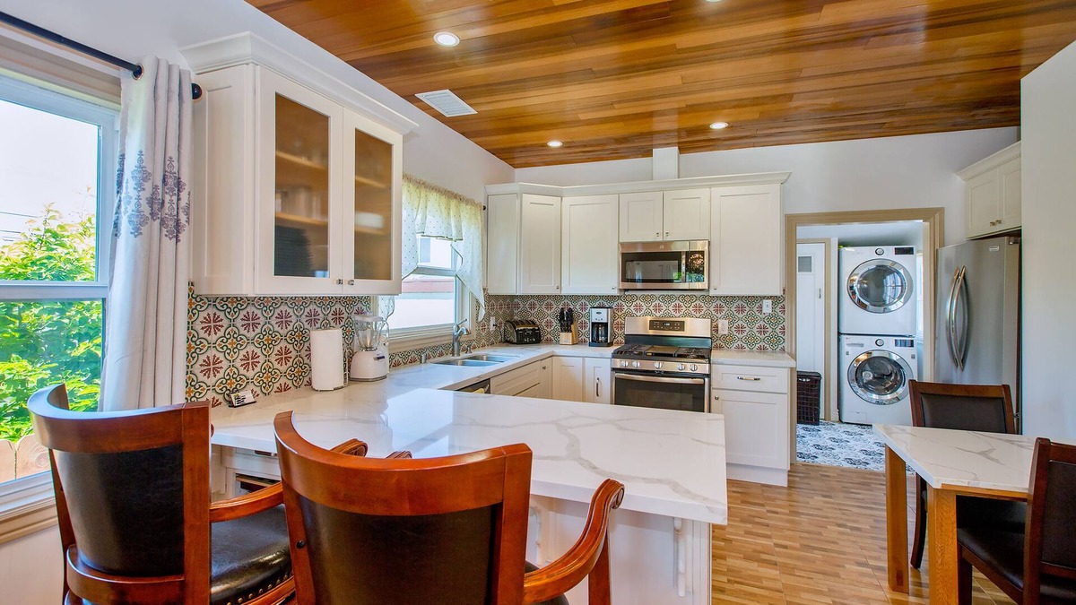 West Alameda House | Alameda 2BR 2BA house, AC, near Alameda ferry to San Francisco, 2 free parking.
