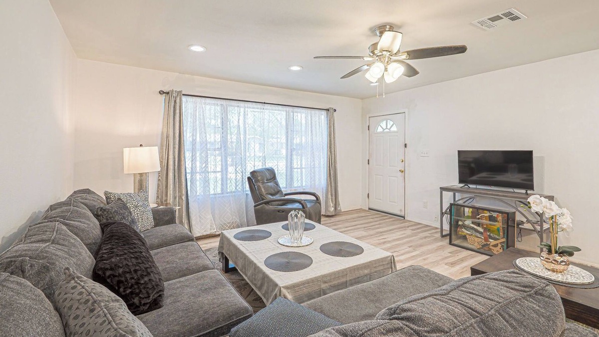 Shearer Hills - Ridgeview House | ALAMO CITY HOMESTYLE BEAUTY GREAT CENTRAL LOCATION, KIDDOS, & FURRY PET FRIENDLY