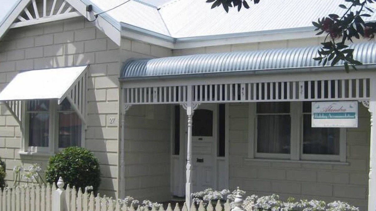 Portland House | ALANDRA - Light Filled | Centrally Located | Heating