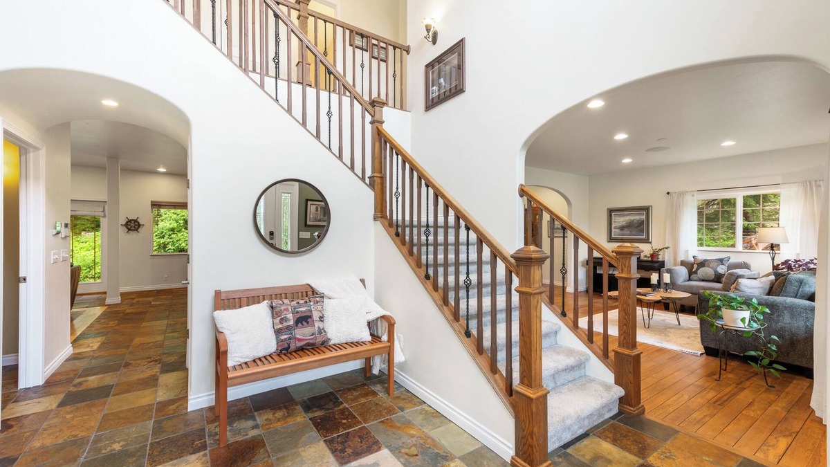 Juneau House | Alaska Forest Hideaway, Freshly Remodeled, Hot Tub, King Beds, 4 Bed/2.5Bath