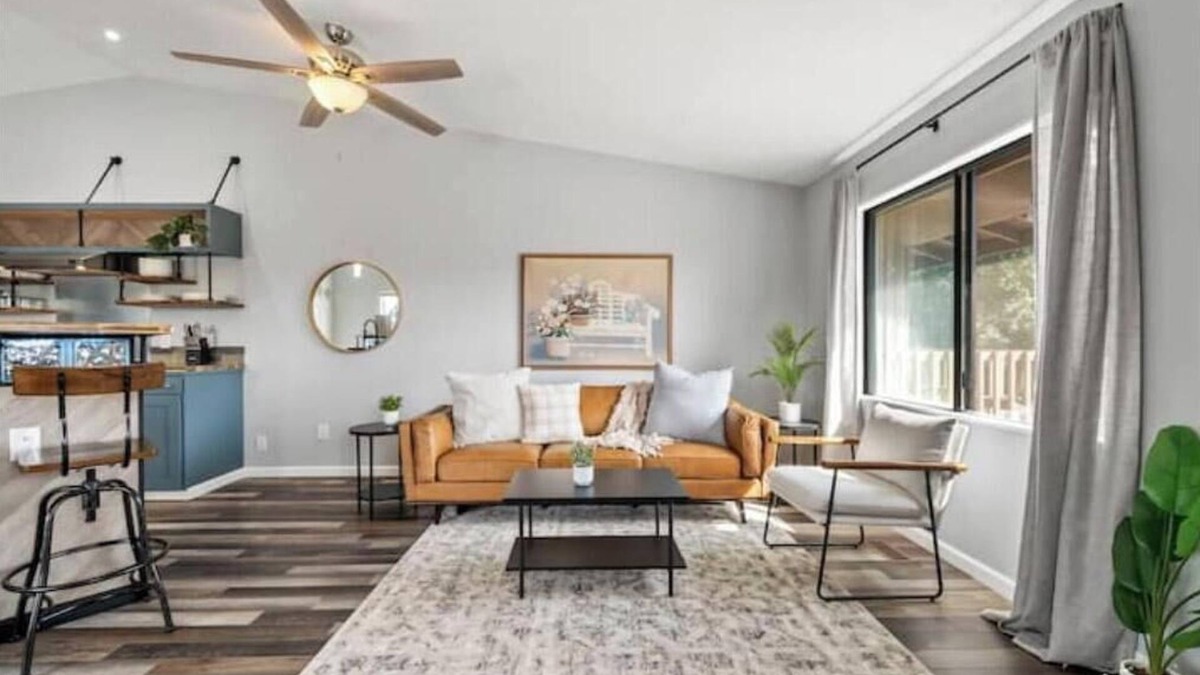 Taku - Campbell Apartment | Alaskan Floral Arrangement Townhome [1]