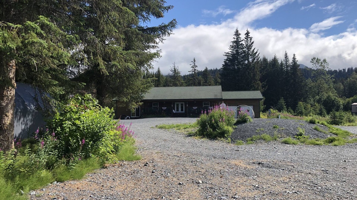 Bear Creek House | Alaskan sportsman’s Home