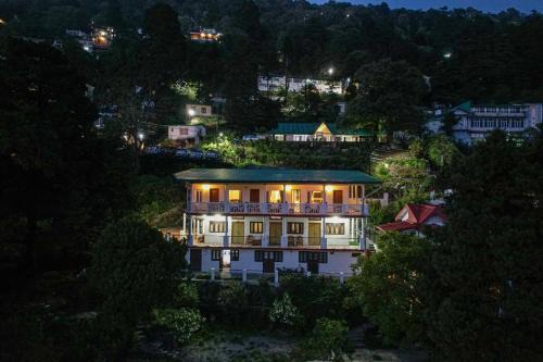 Mallital Villa | Alaya Stays Headingly Suites Lake-Facing 2 BHK Retreat Just Above Mall Road