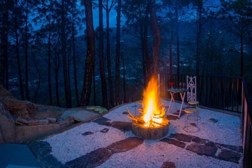 Shimla Hotel | Alaya Stays Pine Shadow Flamingo Suite with Views & Restaurant