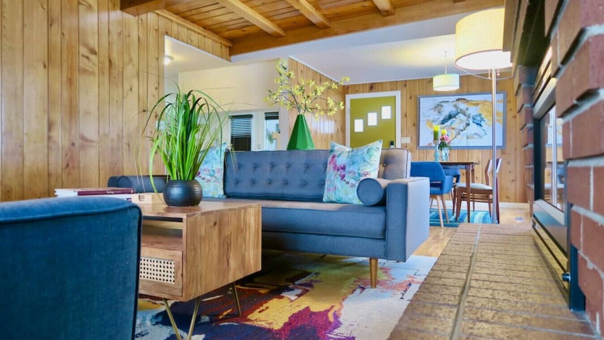 Tri-Cities House | Albany · Modern home w firepit & foosball