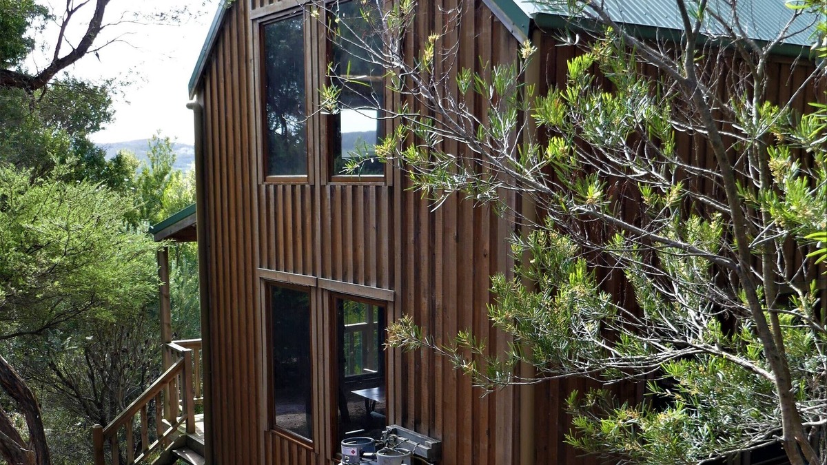 Killiecrankie Cottage | Albie's cottage: Cute secluded timber home on a bush block by the sea