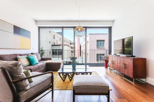 Santo Amaro Apartment | Alcantara Lovely With Balcony 2 Bdr Apt with AC