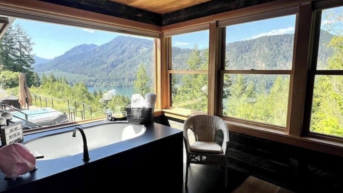 Eatonville House | Alder Lake Retreat Near Mt. Rainier, Sleeps 10, Swimming Pond, Jacuzzi, A/C,