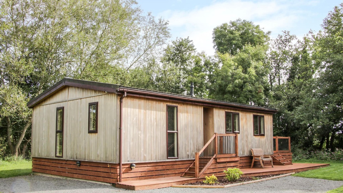 Hopton Castle House | ALDER RIVER LODGE, family friendly, with hot tub in Clun
