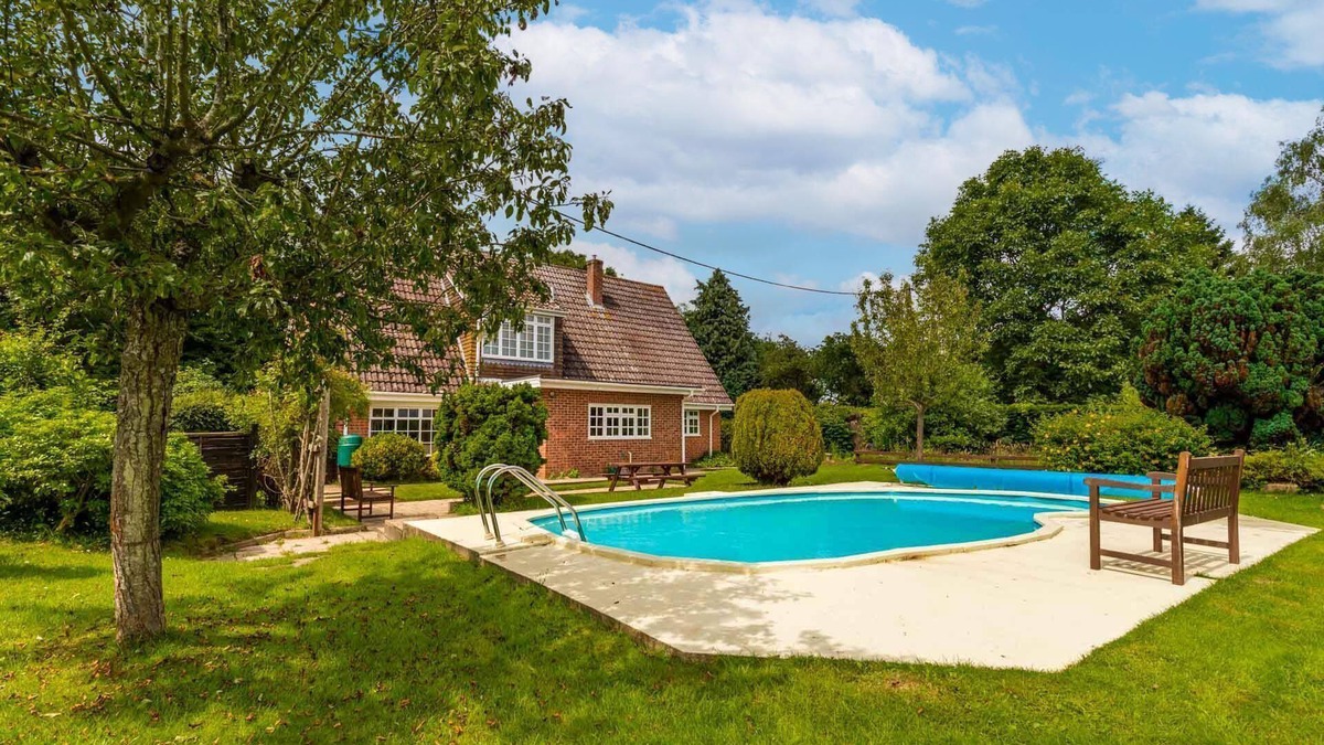 Irstead Cottage | Alderfen View | Fabulous 5-bed home with an outdoor swimming pool in the heart of The Norfolk Broads