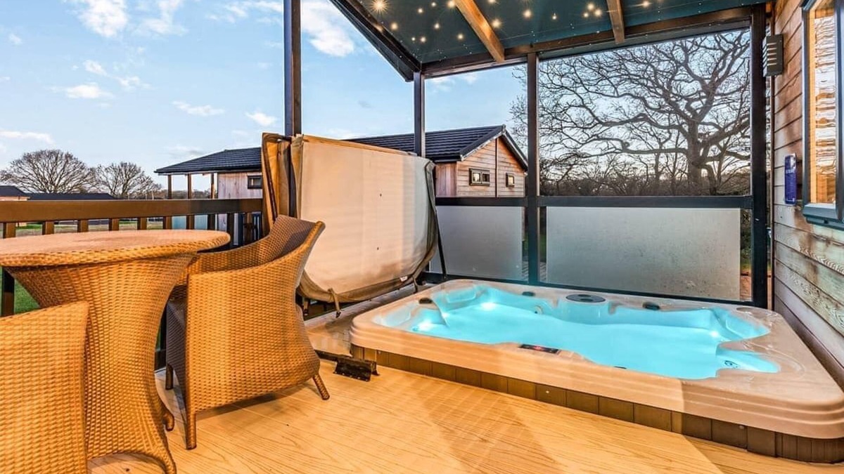 Saintbury Ski Chalet | Alderminster Lodge Premier