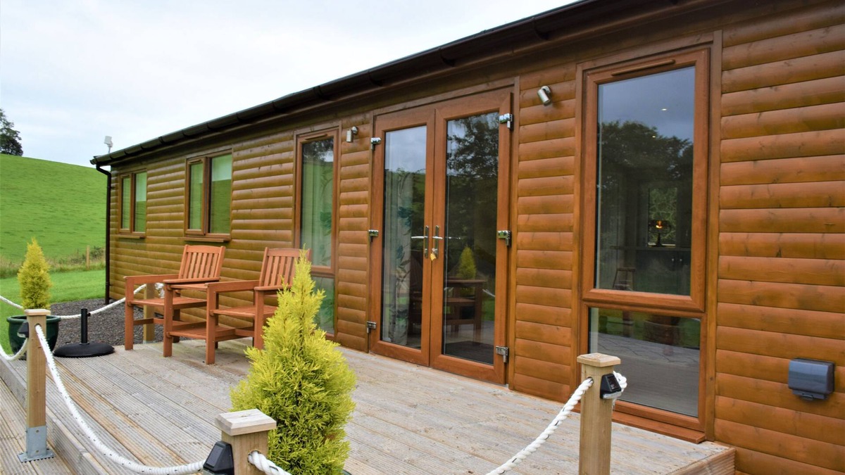 Newbridge Cottage | Alderneuk Lodge - a lodge that sleeps 3 guests in 2 bedrooms