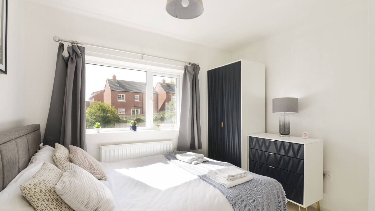 Newark upon Trent House | Alderton House - Spacious 3 Bed with Parking