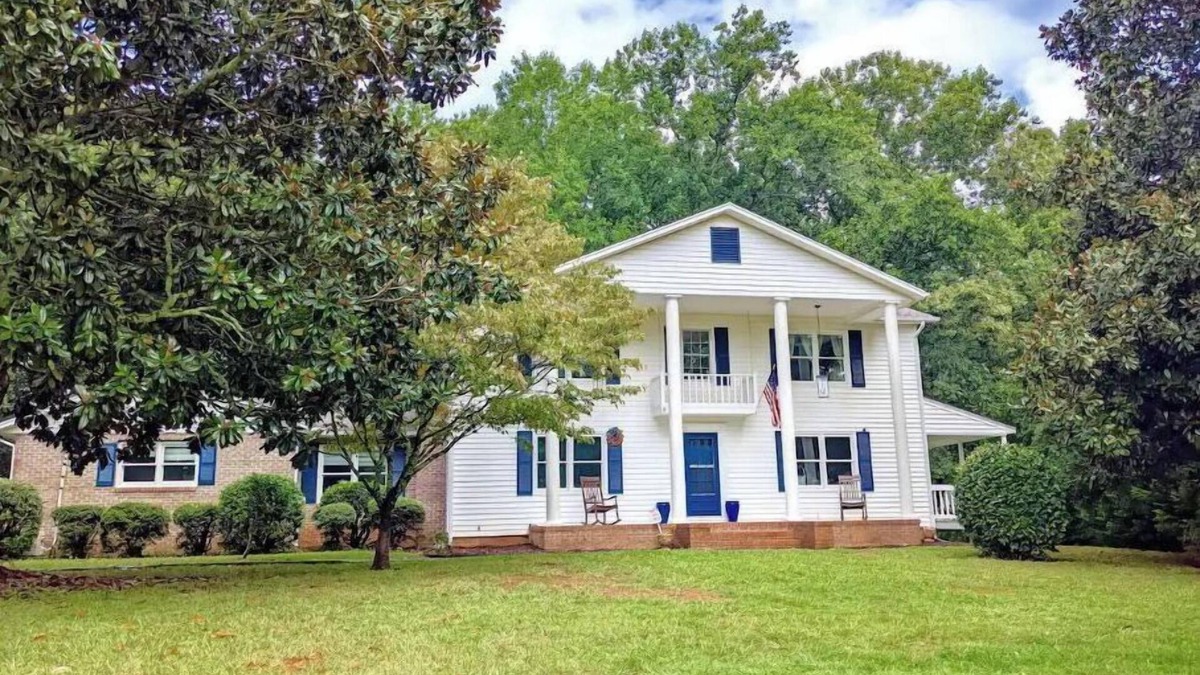 Clarkesville House | Alec Mountain Retreat-w/fresh blueberries for the picking & a dream kitchen!