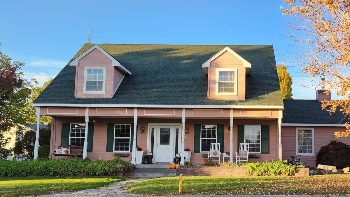 Moses Lake House | Alegria! Five Bedroom Colonial Style Home Conveniently Located! Pet Friendly!
