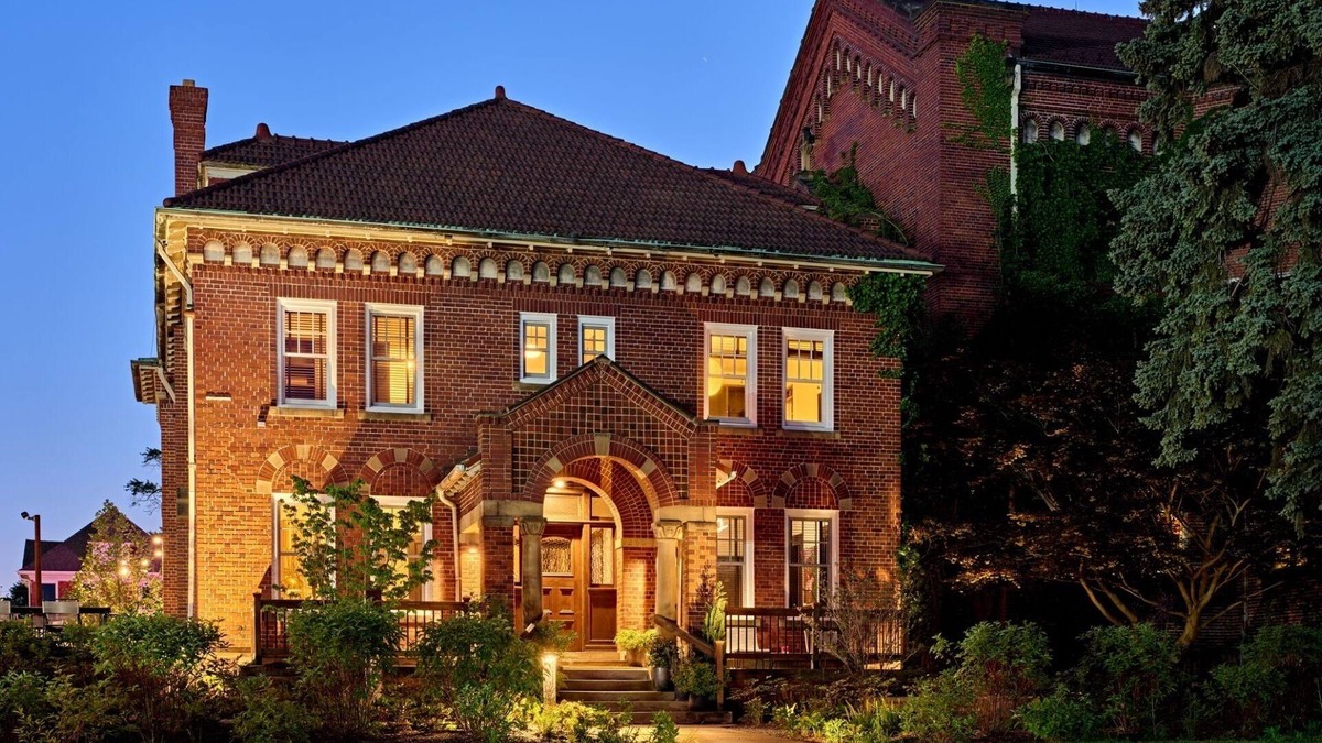 Detroit Bed & Breakfast | ALEO