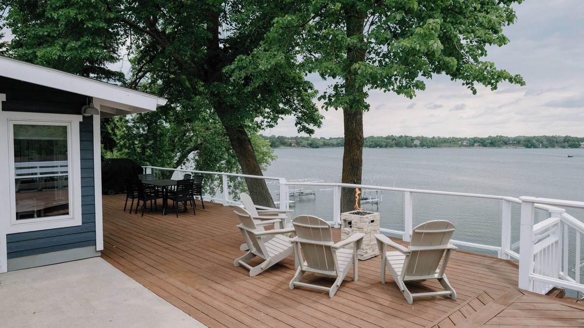 Alexandria House | Alex Landing: Waterfront getaway on Chain of Lakes - best location & views!