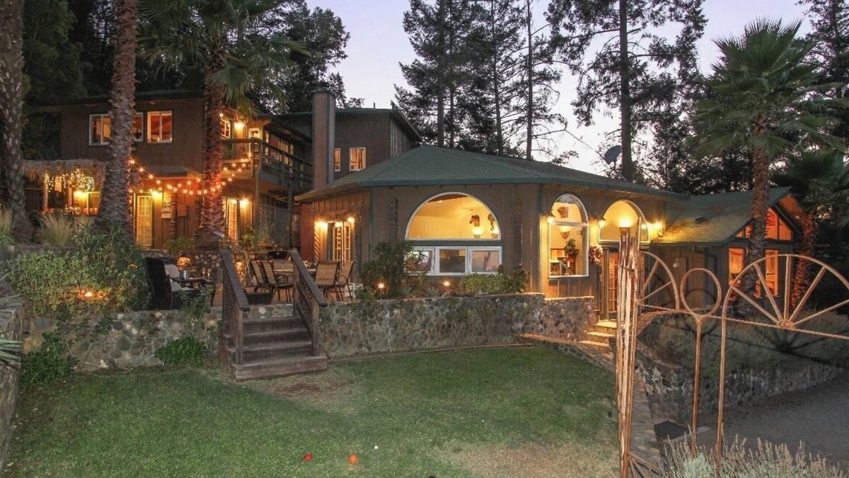 Geyserville Villa | Alexander Valley Lodge w/Pool, Hot tub, Waterfall, Pool table and Tiki Bar