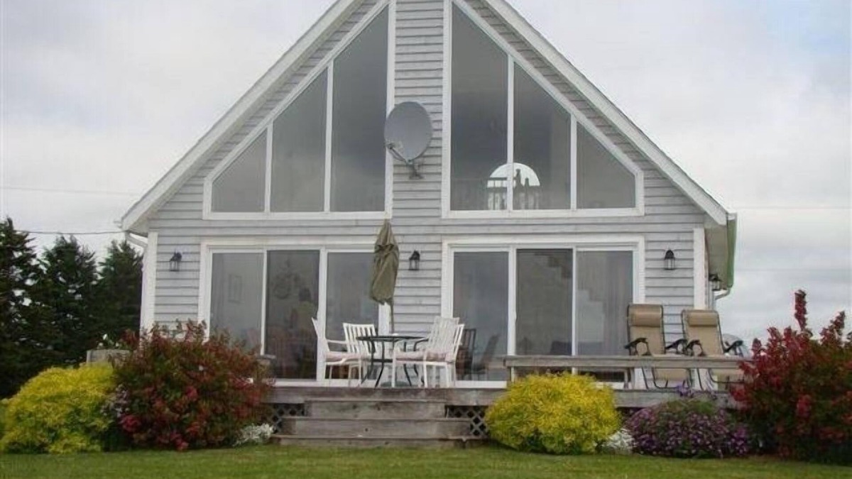 Belle River Cottage | Alexanders Beach House, Beautiful 4 Star Ocean Front Beach House