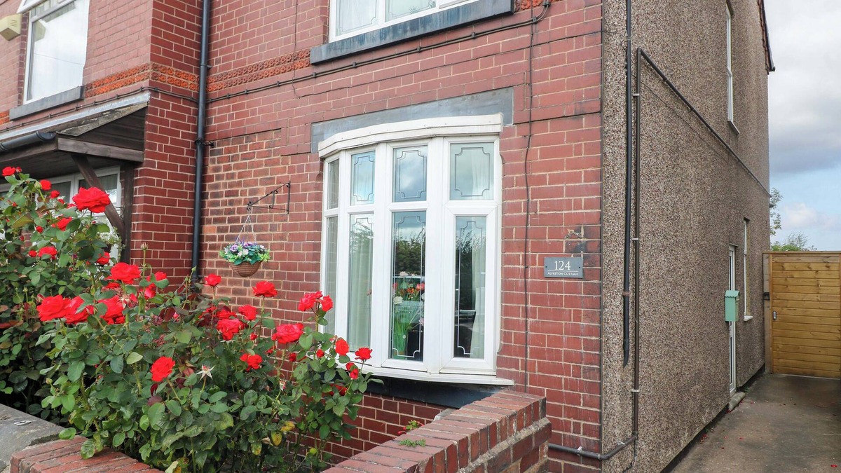 Alfreton Cottage | ALFRETON COTTAGE, pet friendly, with a garden in Alfreton