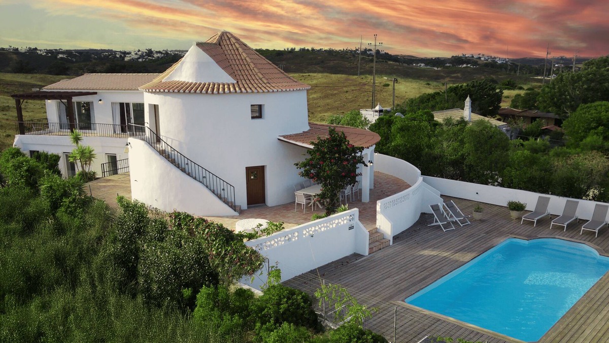 Budens House | Algarve Windmill, Large Villa & Pool. 2000m to the Beach