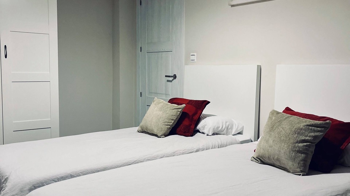 Figares Apartment | Alhamar Home spacious app. with elevator/heater