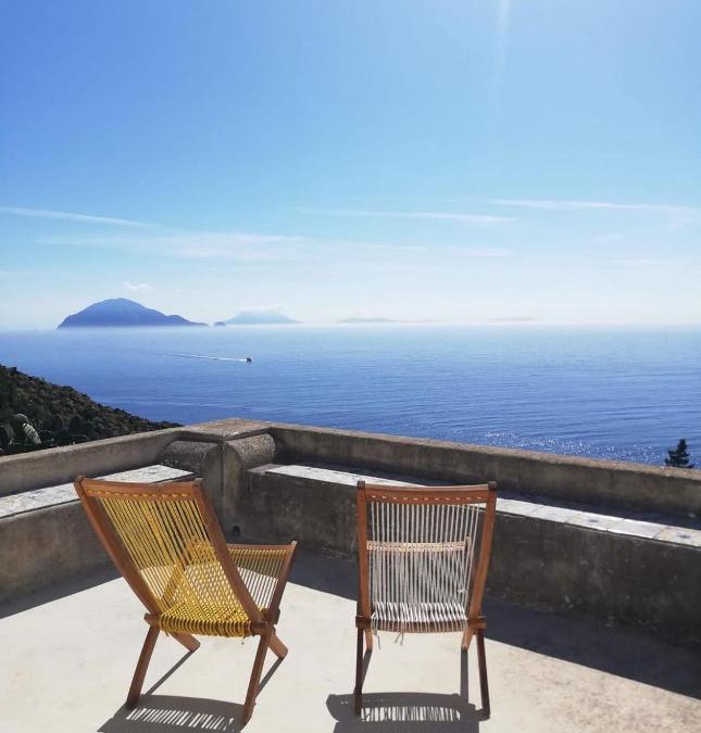 Alicudi Porto Bed & Breakfast | Alicudi Giardino dei Carrubi- al gradino 365