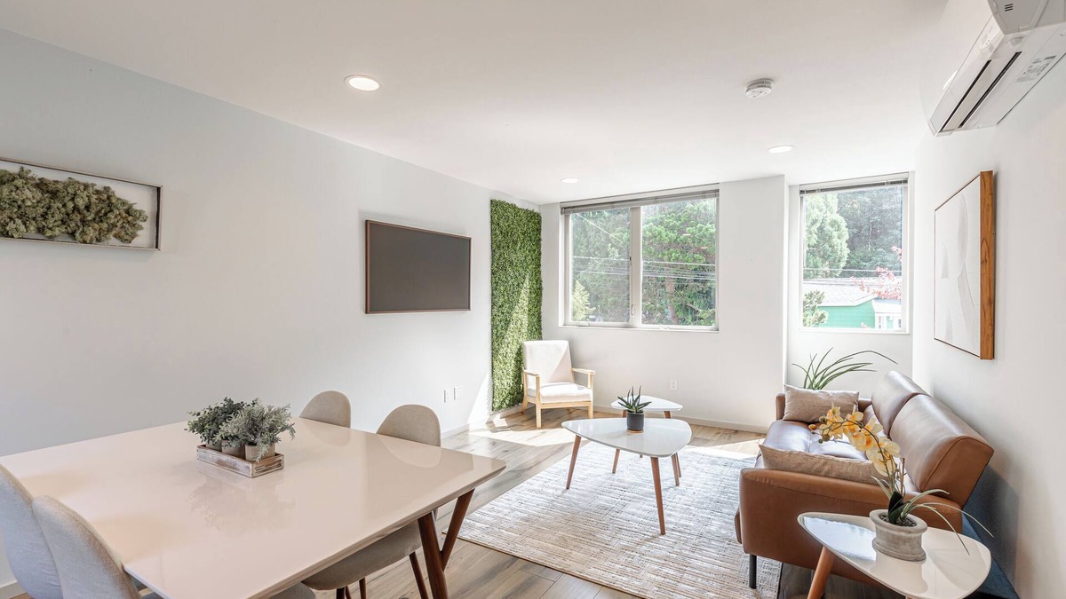 North Admiral House | Alki Home w Parking, Fast WiFi, Steps to the Beach