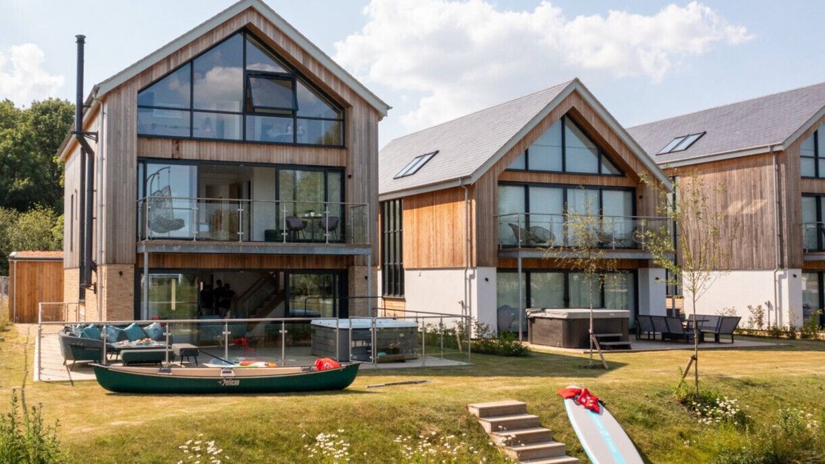 Cirencester Villa | All Aboard - ML53 - HOT TUB - Lakeside Spa