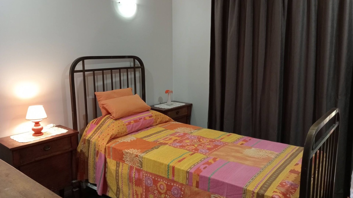 Collingwood Park Villa | All comfort single bedroom in villa, morning coffee, relax, go shopping in Malls