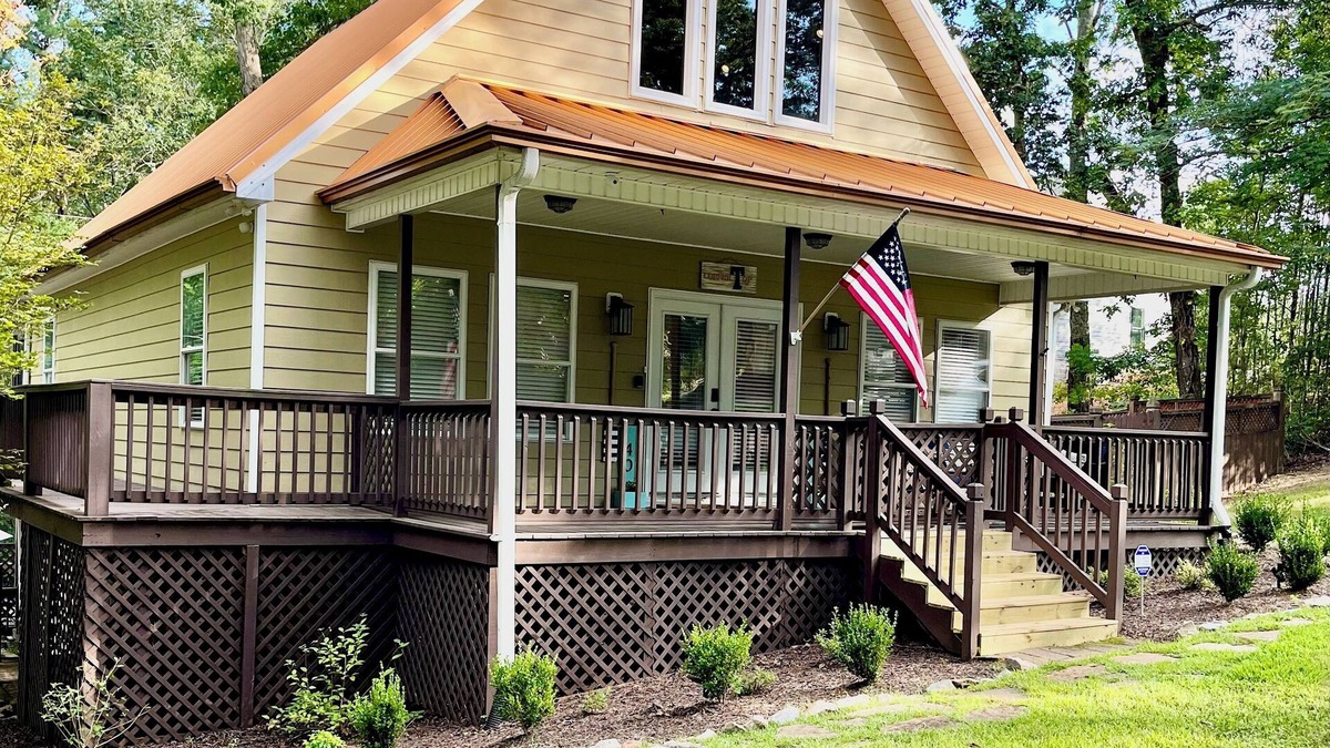 Counce House | All Decked Out- Elegant Pickwick Lake Living, Sleeps 10