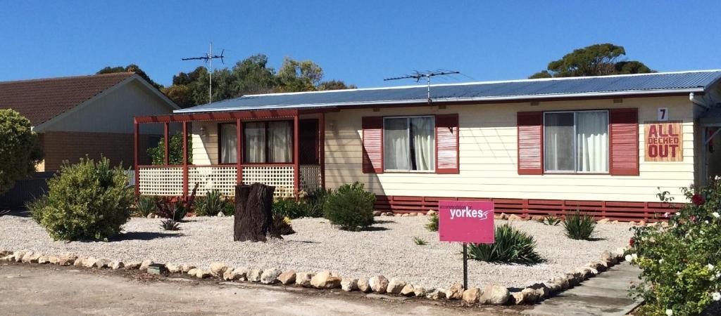 Melville House | All Decked Out in Edithburgh