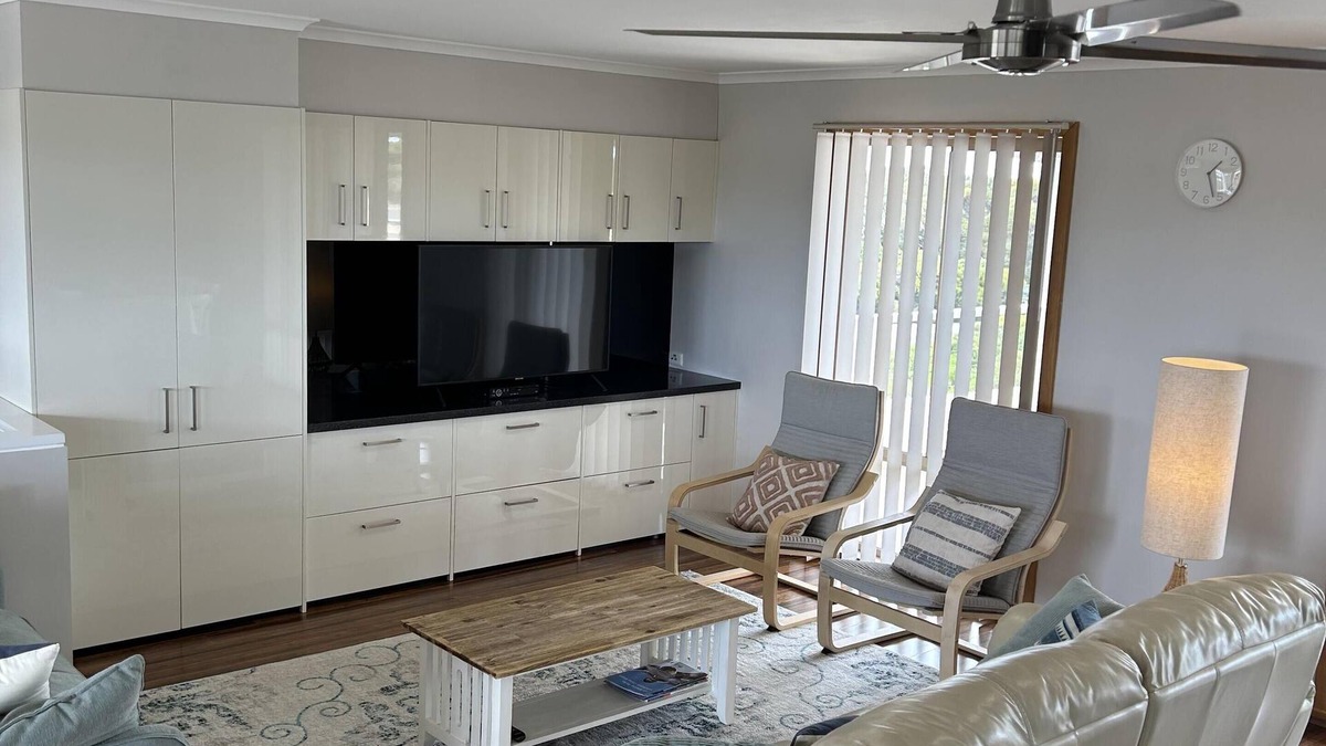 Warrenben House | All Decked out - Large wide decks and breathtaking views are what 'ALL DECKED OUT' is all about. Take in the National Park in one direction, the beautiful inland lakes on sunset to the rear and Kangaroo Island over the ocean in the distance.