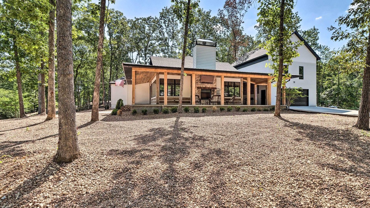 Edgemont House | All-Encompassing Lakehouse w/Modern Accents!