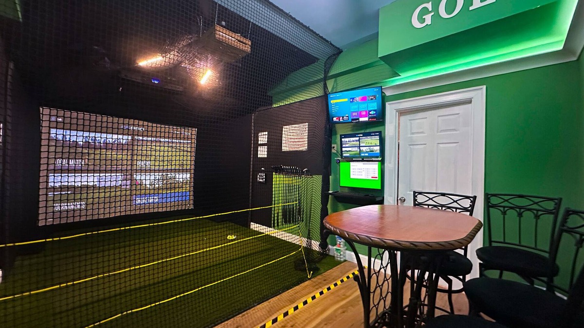 Jim Thorpe House | ALL-IN-ONE - GAME ROOM, GOLF SIMULATOR, HOT TUB, BBQ, EV CHARGER in Jim Thorpe!