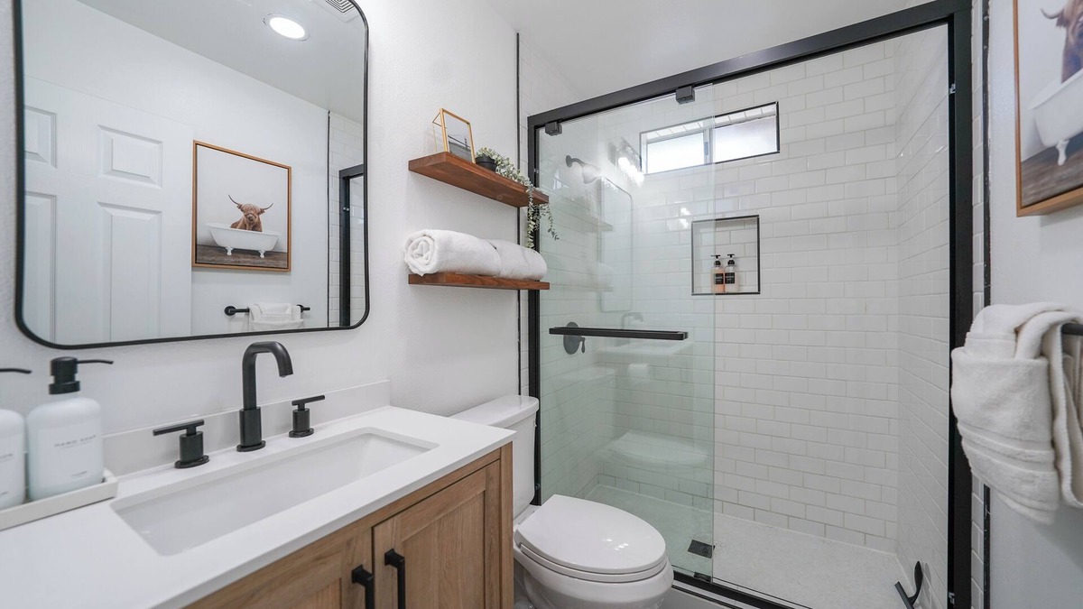 Lancaster House | ⁂ All-New ⁂ AC/Heat⁂W/D⁂ AC⁂ Pet Friendly ⁂ Yard⁂