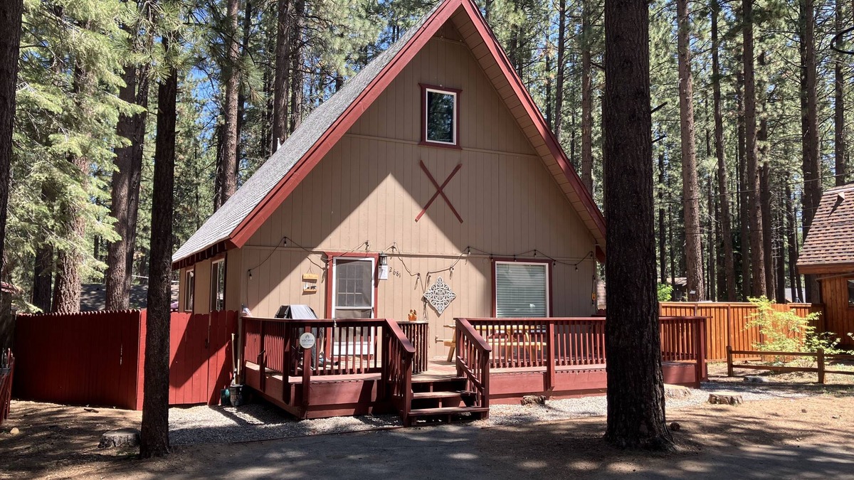 Black Bart Cabin | All-season, dog-friendly cabin with fireplace & deck - near Heavenly & beach
