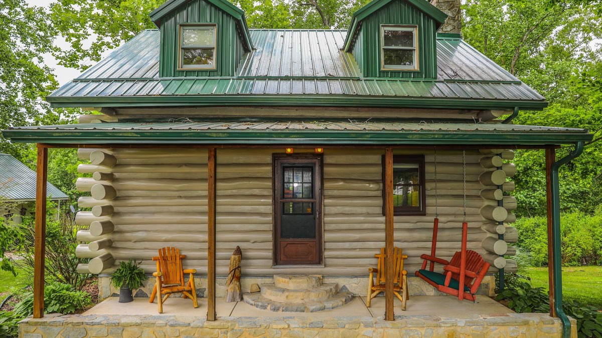 Hillsboro Cabin | All season getaway. Relax at The "Wilberness" Log Cabin close to Rocky Fork Lake