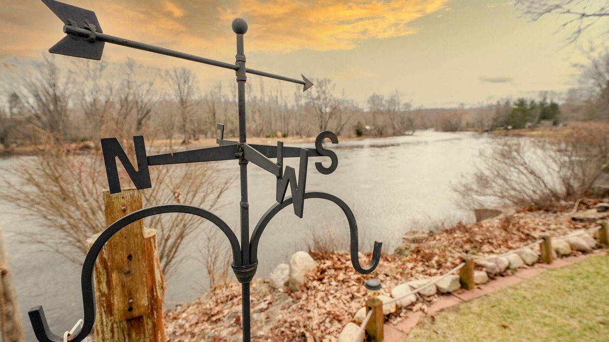 Paris House | All Season Relaxing River Retreat - Tubing, Fishing, Hunting, Snow Mobile, ORV