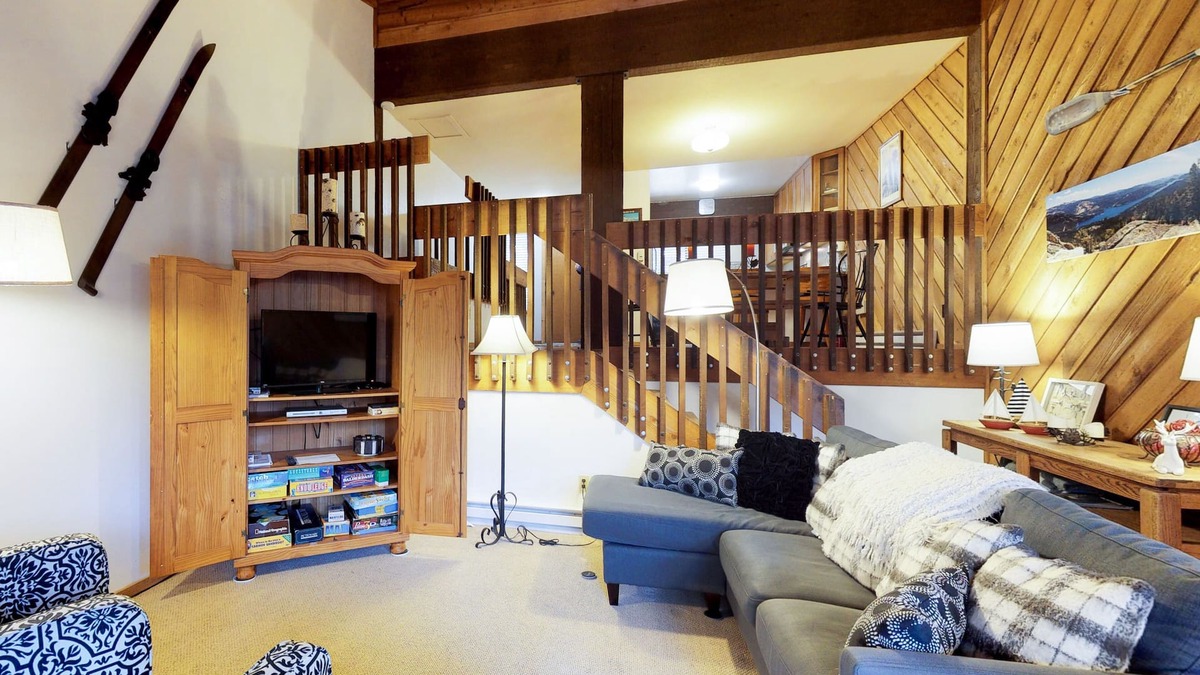 Lakeshore Condo | All-Seasons Condo with Deck - Walk to Pool, Hot Tub, & Huntington Lake