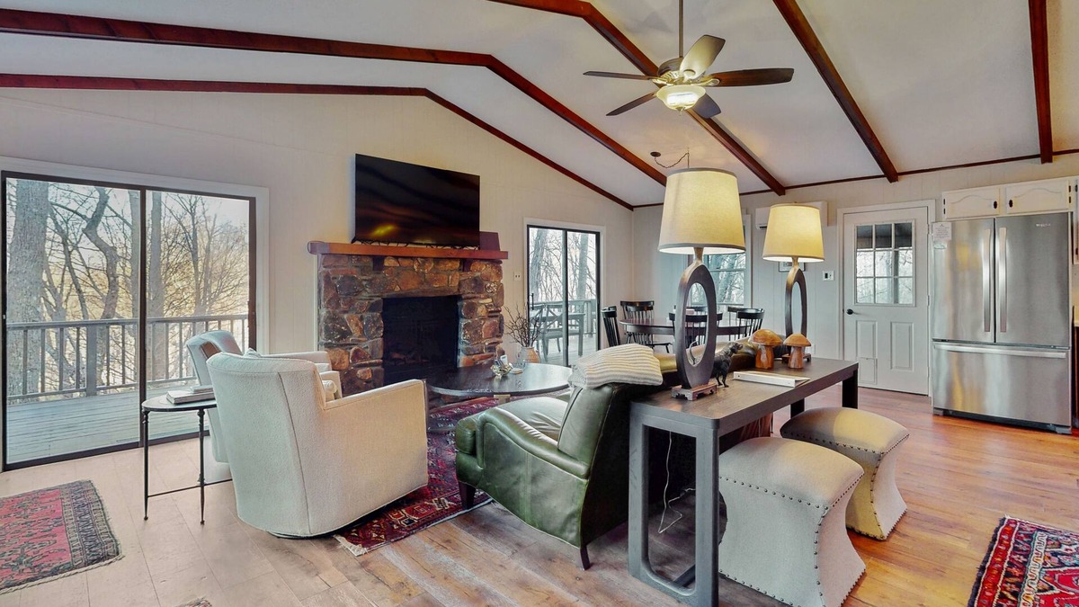 Brevard Cabin | All-seasons Connestee Falls cabin with lake, pool, & athletic courts - fireplace